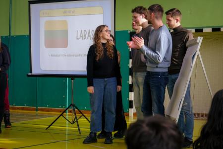 Mladi iz različnih evropskih držav z učenci OŠ Šalovci o digitalizaciji 17